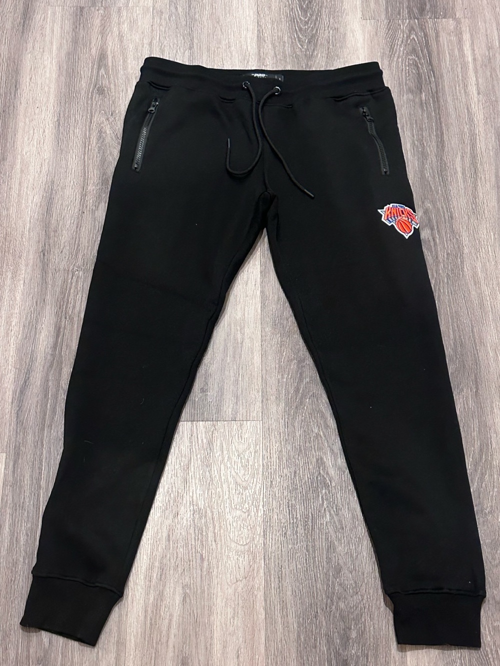 Pro Standard NY Knicks Women’s Joggers L 2026 NBA Champions Embroidered Black